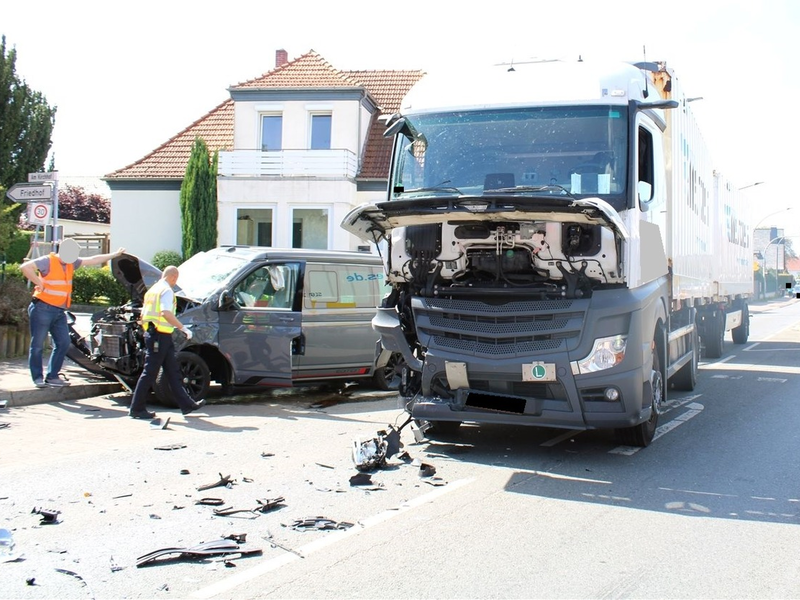 POL-MI: Bulli-Fahrer kollidiert mit Lastwagen - Foto: presseportal.de