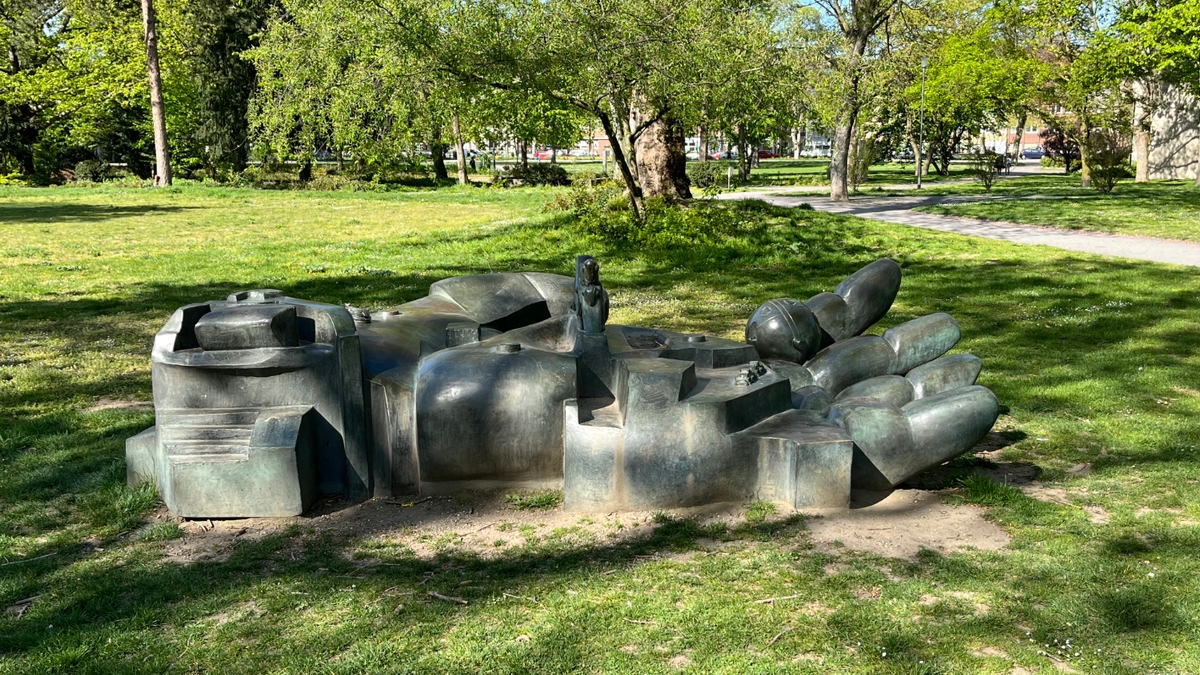 POL-DU: Dellviertel: Bronzeskulptur vom Lehmbruck Museum gestohlen - Kripo sucht Zeugen - Foto: presseportal.de