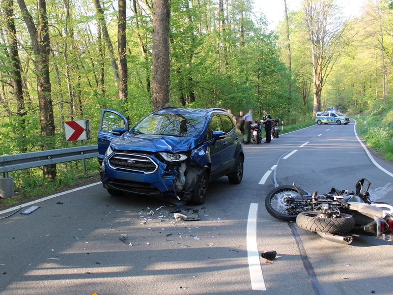 POL-RBK: Wermelskirchen - Motorradfahrer stößt mit Pkw zusammen und wird schwer verletzt - Foto: presseportal.de
