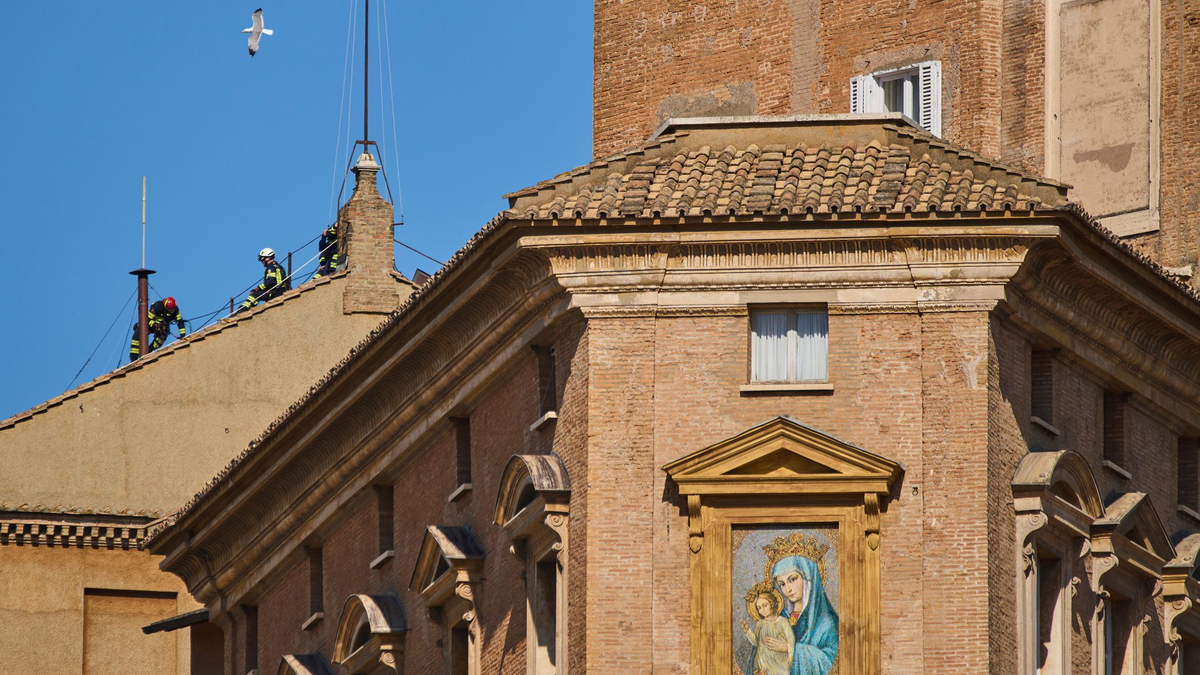 Auf der Sixtinischen Kapelle steht nun der weltberühmte Kamin. - Foto: Gregorio Borgia/AP/dpa