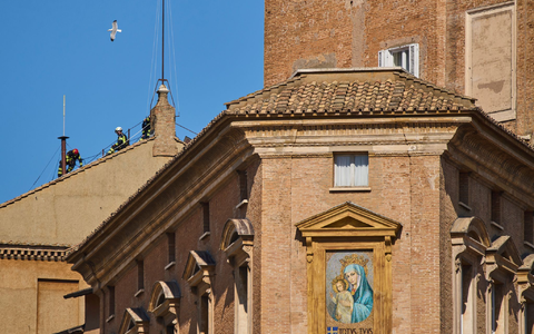 Auf der Sixtinischen Kapelle steht nun der weltberühmte Kamin. - Foto: Gregorio Borgia/AP/dpa