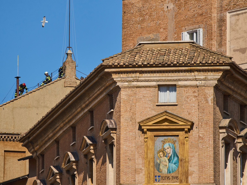 Auf der Sixtinischen Kapelle steht nun der weltberühmte Kamin. - Foto: Gregorio Borgia/AP/dpa