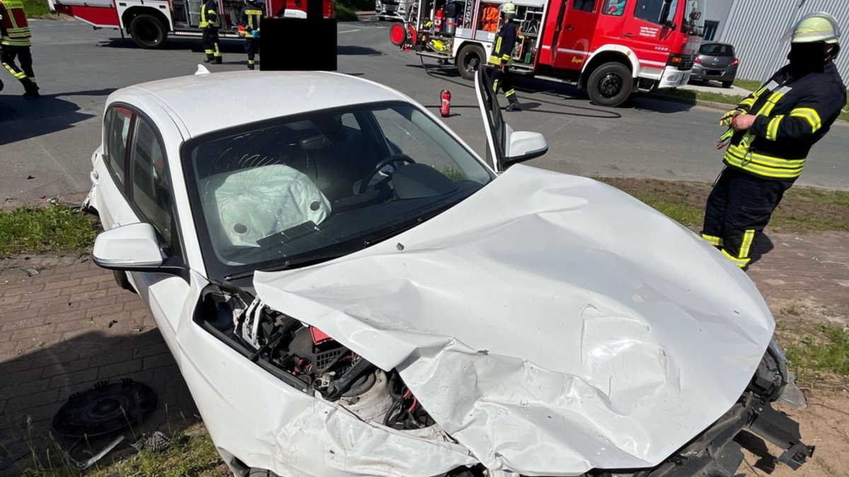 POL-MI: Auto schleudert nach Verkehrsunfall gegen Verteilerkasten - Foto: presseportal.de