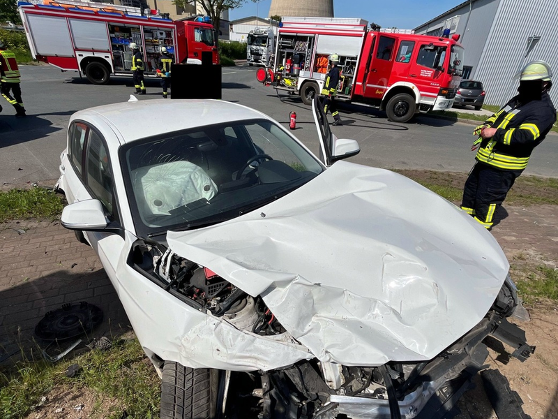 POL-MI: Auto schleudert nach Verkehrsunfall gegen Verteilerkasten - Foto: presseportal.de