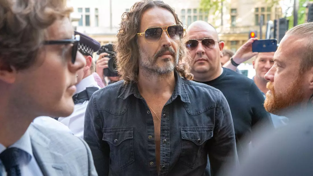 Der Auftritt von Russell Brand vor Gericht war schnell wieder vorbei. - Bild: Tayfun Salci/ZUMA Press Wire/dpa