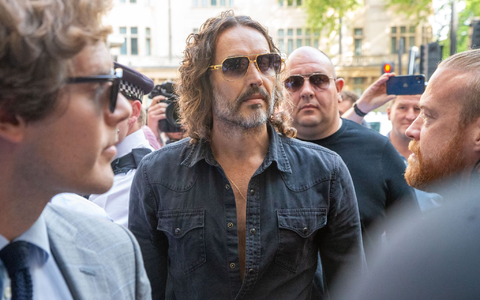 Der Auftritt von Russell Brand vor Gericht war schnell wieder vorbei. - Foto: Tayfun Salci/ZUMA Press Wire/dpa