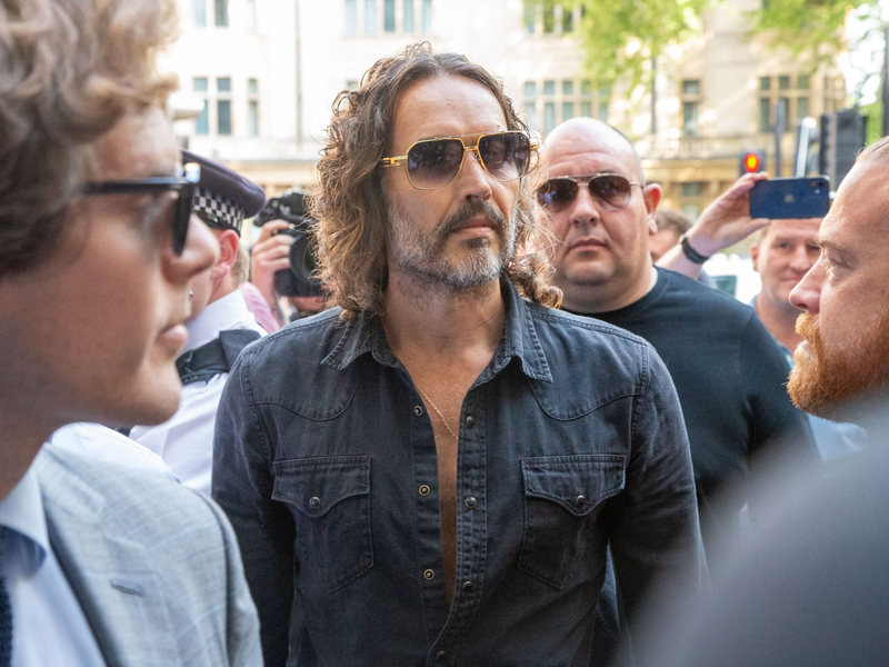 Der Auftritt von Russell Brand vor Gericht war schnell wieder vorbei. - Foto: Tayfun Salci/ZUMA Press Wire/dpa