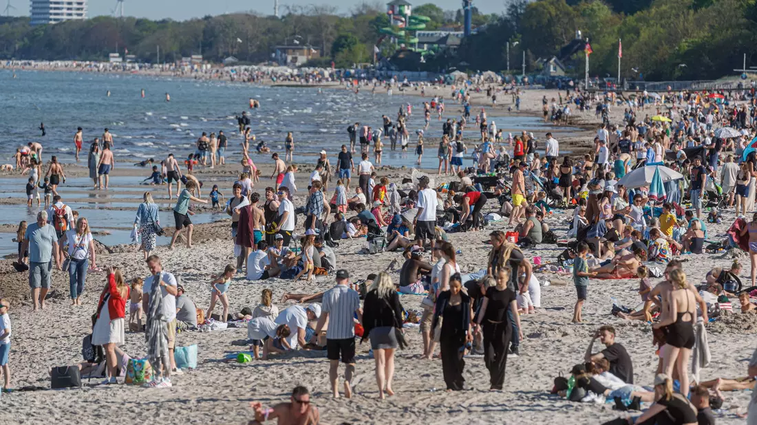 Mit Sonne und warmen Temperaturen ist erst einmal Schluss, sagen die Meteorologen.  - Bild: Markus Scholz/dpa