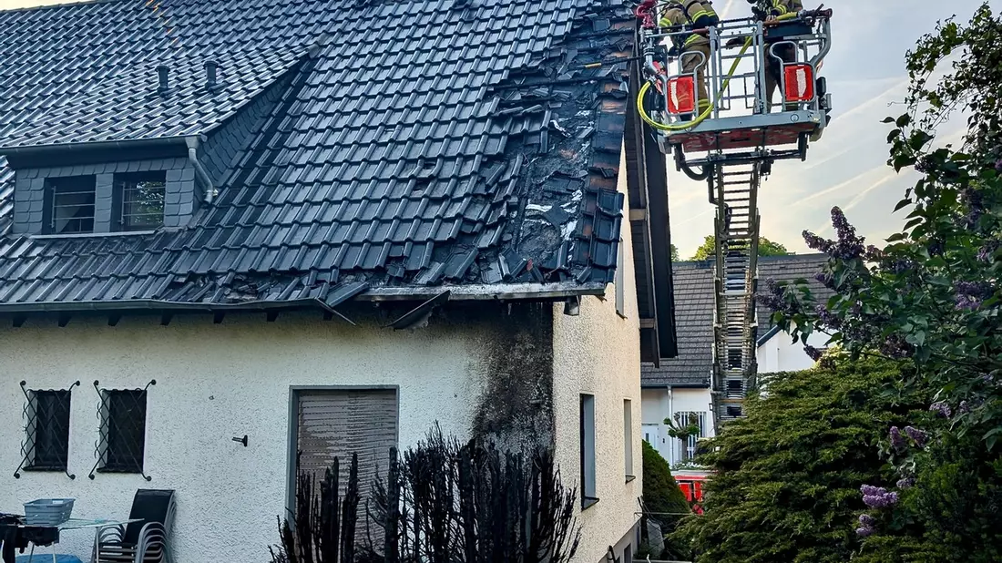 FW-GL: Heckenbrand in Bensberg - Flammen greifen auf Wohnhaus über - Warnung vor unsachgemäßem Einsatz von Gasbrennern - Bild: presseportal.de