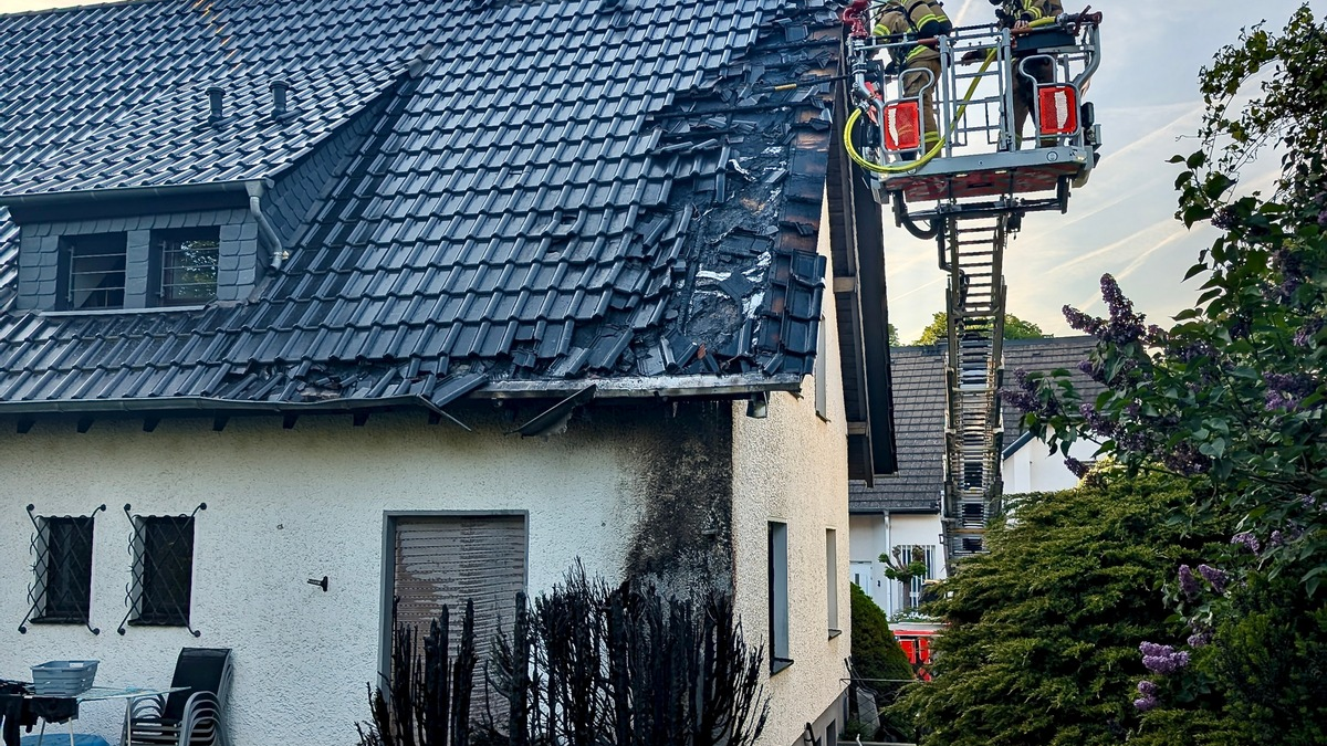 FW-GL: Heckenbrand in Bensberg - Flammen greifen auf Wohnhaus über - Warnung vor unsachgemäßem Einsatz von Gasbrennern - Foto: presseportal.de