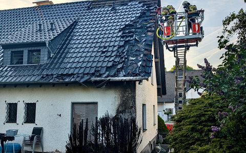 FW-GL: Heckenbrand in Bensberg - Flammen greifen auf Wohnhaus über - Warnung vor unsachgemäßem Einsatz von Gasbrennern - Foto: presseportal.de