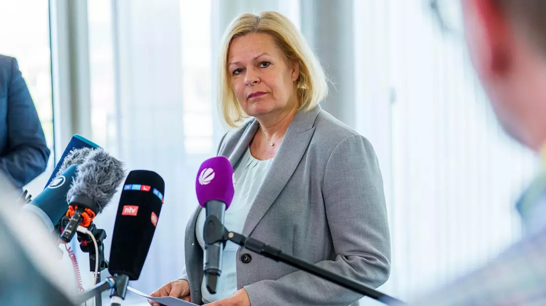 Die geschäftsführende Bundesinnenministerin, Nancy Faeser (SPD), sagt, das Gutachten des Bundesamtes für Verfassungsschutz habe das Ministerium erst am vergangenen Montag erreicht.  - Bild: Andreas Arnold/dpa