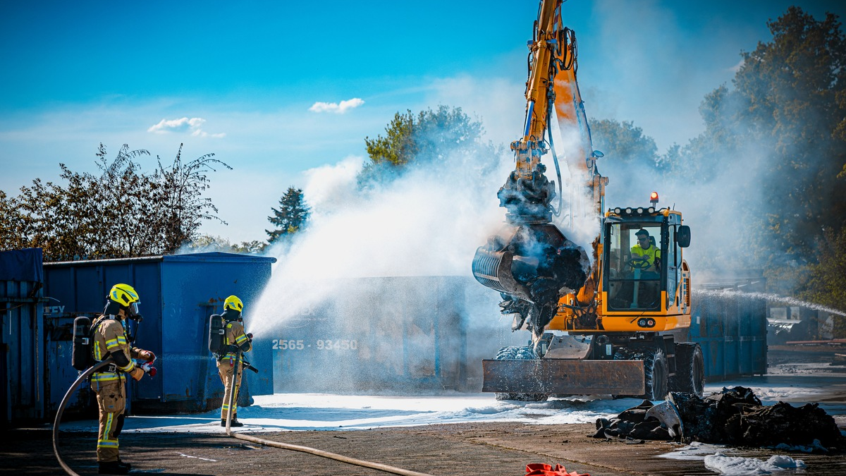 FW Gronau: Abschlussmeldung - Großbrand im Industriegebiet am Alten Postweg - Foto: presseportal.de