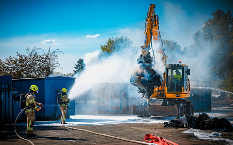 FW Gronau: Abschlussmeldung - Großbrand im Industriegebiet am Alten Postweg - Foto: presseportal.de