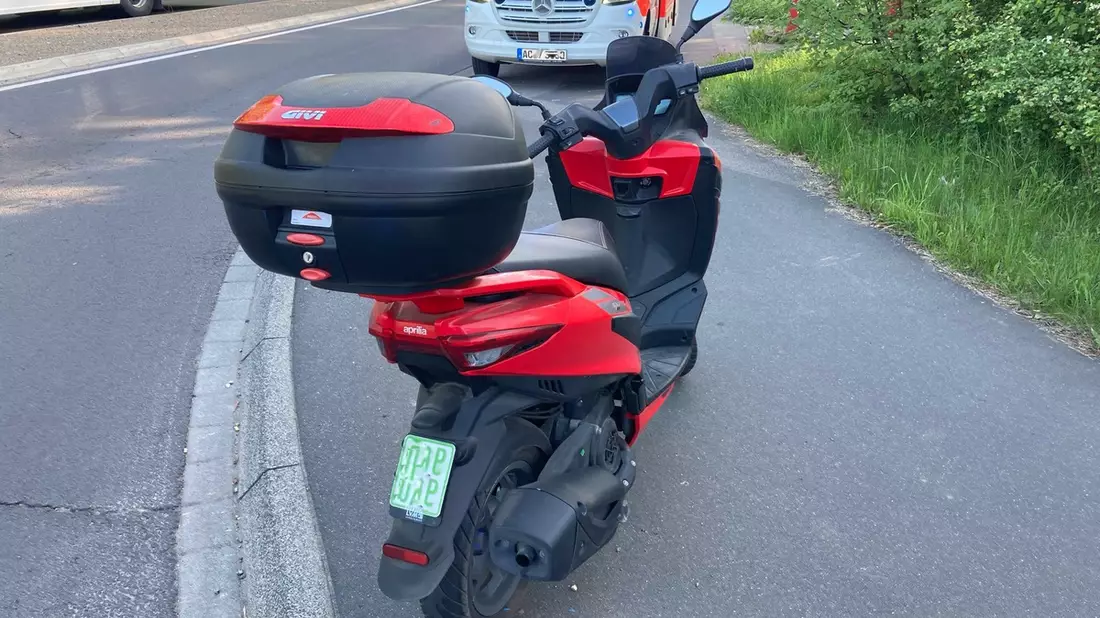 POL-AC: Nach Verkehrsunfallflucht: Polizei Aachen sucht mutmaßlichen Unfallverursacher in einem roten Fahrzeug - Bild: presseportal.de