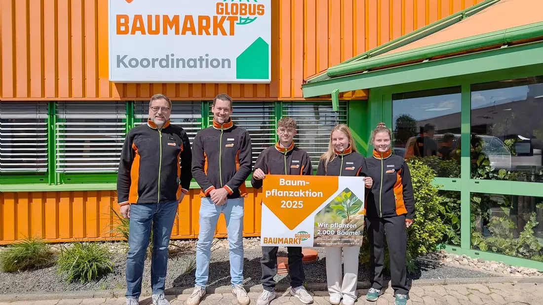 Globus Baumarkt Baumpflanzaktion: 15 Azubis treffen auf 2.000 Bäume - Bild: presseportal.de