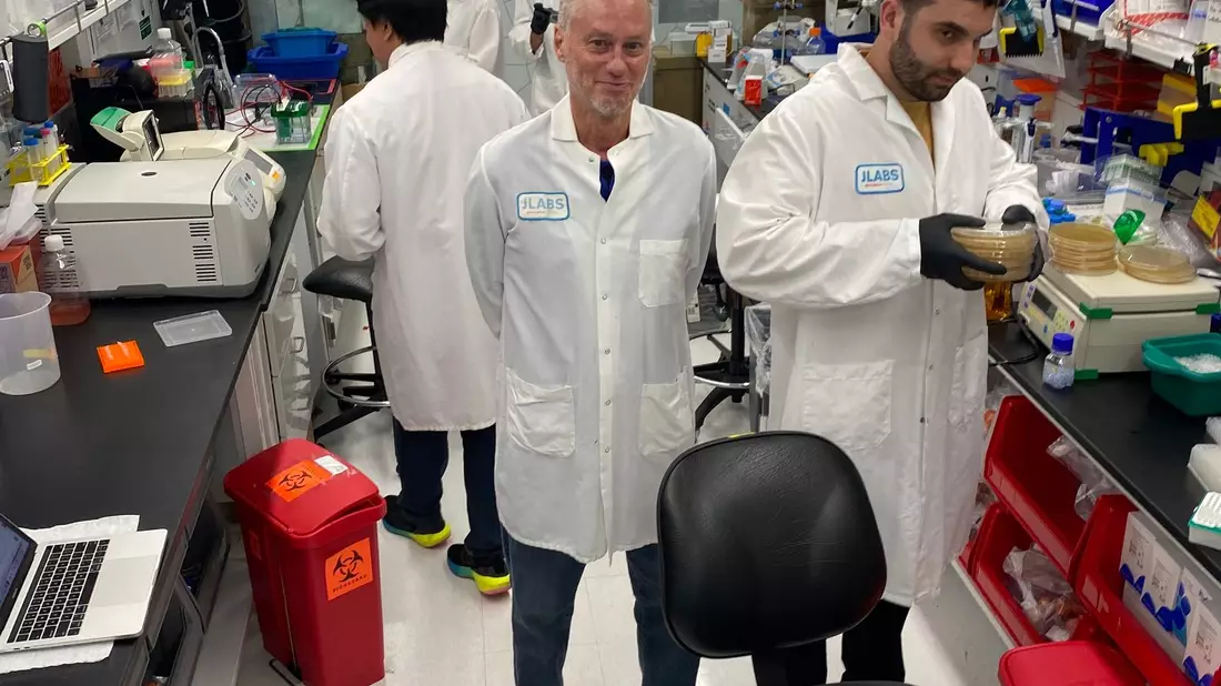 Der US-Amerikaner Tim Friede (M) ist inzwischen bei Centivax angestellt. - Bild: Jacob Glanville/Centivax/dpa