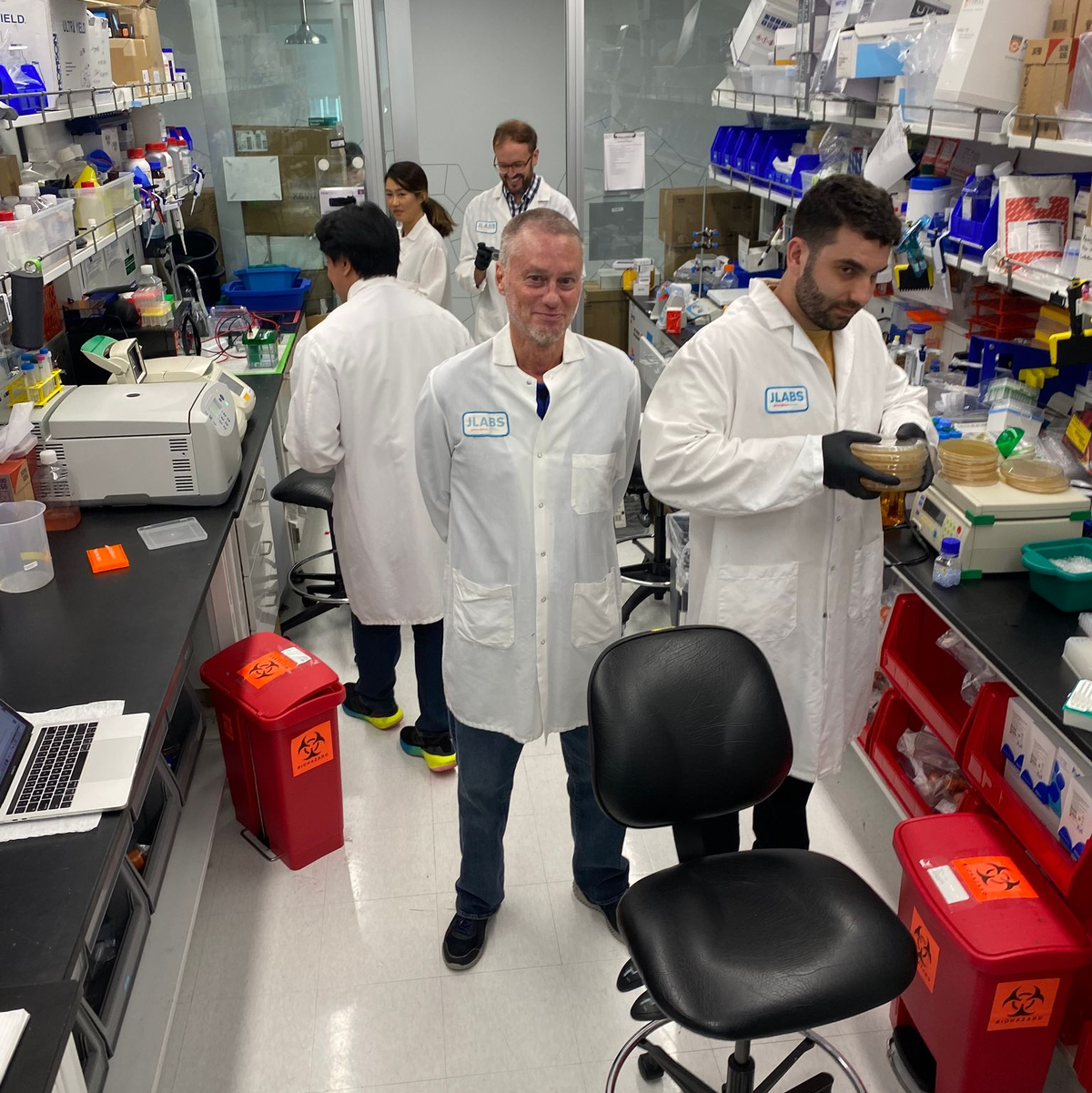 Der US-Amerikaner Tim Friede (M) ist inzwischen bei Centivax angestellt. - Foto: Jacob Glanville/Centivax/dpa