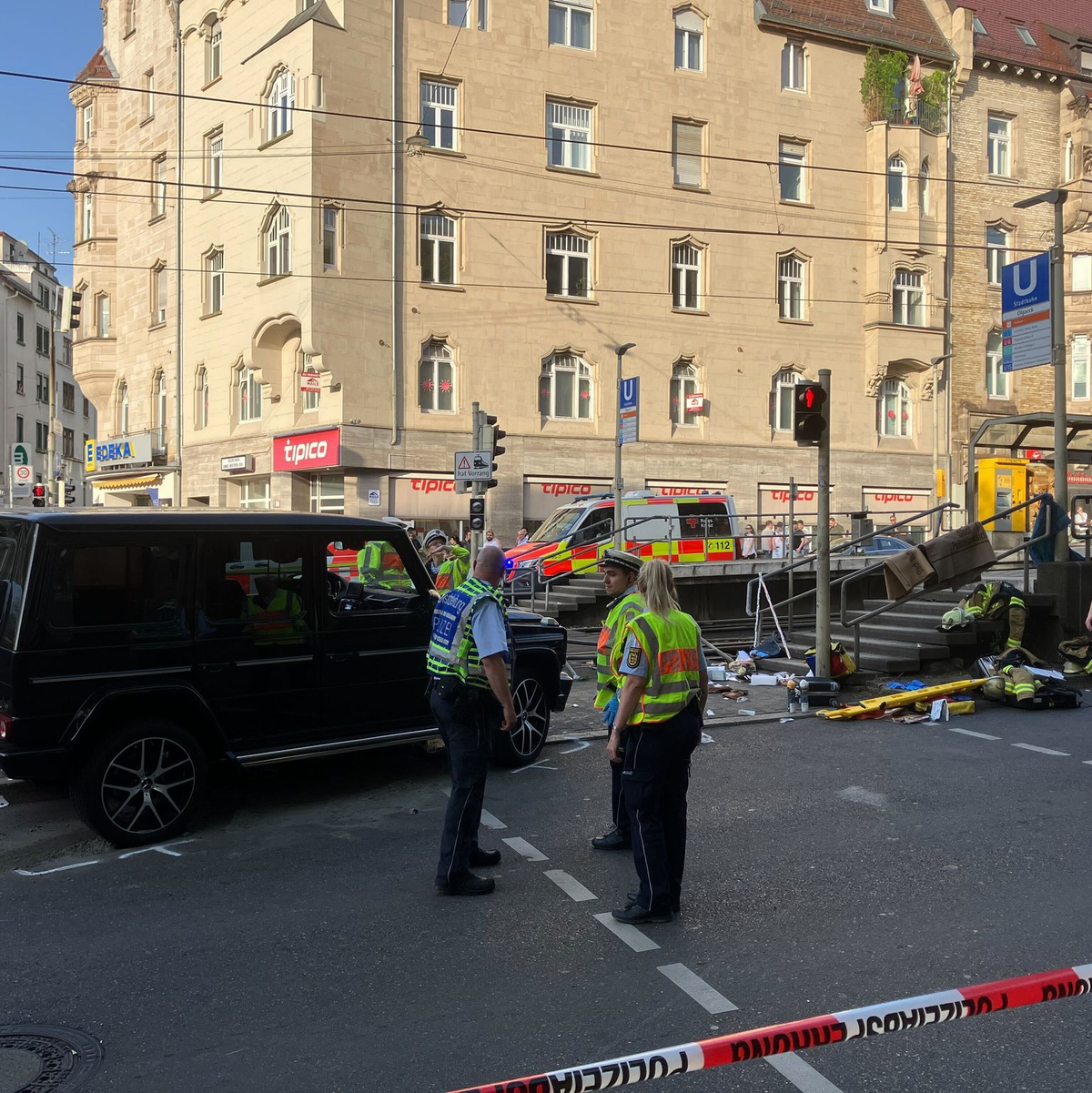 Am Unfallort lag auch ein zusammengeklappter Kinderwagen. - Foto: Marco Krefting/dpa