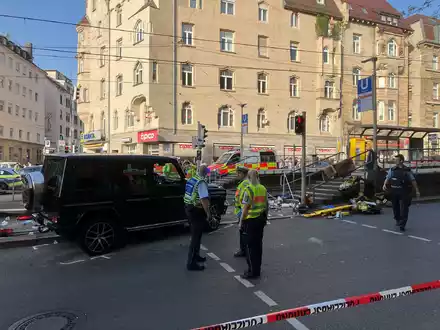 Am Unfallort lag auch ein zusammengeklappter Kinderwagen. - Foto: Marco Krefting/dpa