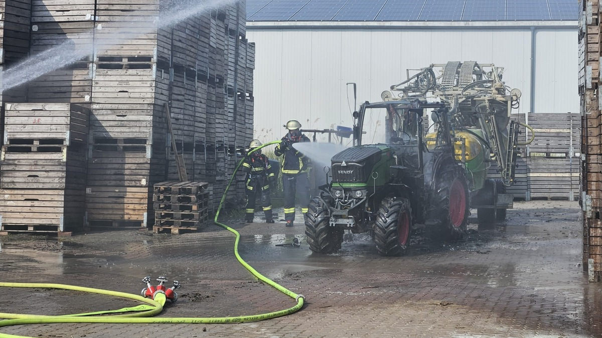 POL-STD: Trecker in Estebrügge ausgebrannt - Foto: presseportal.de