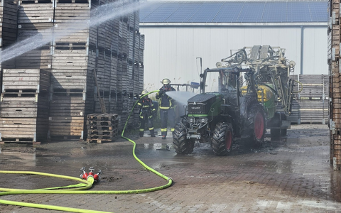 POL-STD: Trecker in Estebrügge ausgebrannt - Foto: presseportal.de