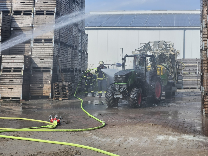 POL-STD: Trecker in Estebrügge ausgebrannt - Foto: presseportal.de