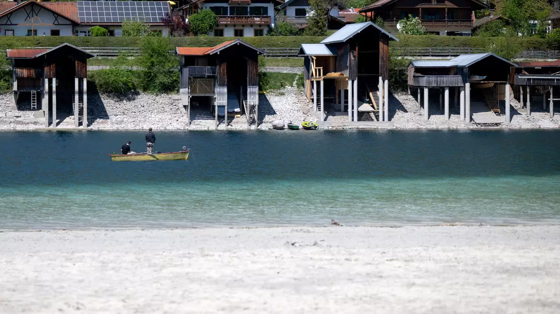 Die 30-Grad-Marke wurde an zwei Messstationen in Baden-Württemberg erstmals in diesem Jahr in Deutschland geknackt - auch am Walchensee war das Wetter sommerlich warm.  - Bild: Sven Hoppe/dpa