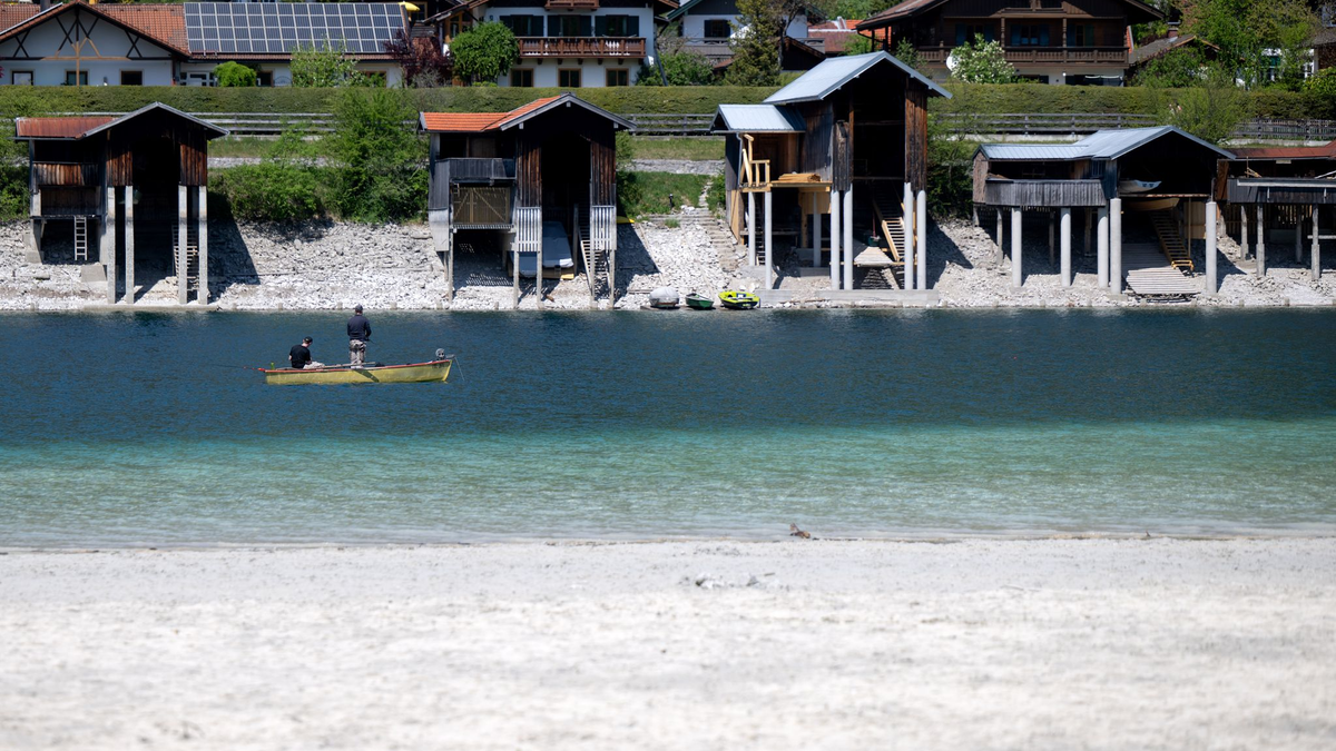 Die 30-Grad-Marke wurde an zwei Messstationen in Baden-Württemberg erstmals in diesem Jahr in Deutschland geknackt - auch am Walchensee war das Wetter sommerlich warm.  - Foto: Sven Hoppe/dpa