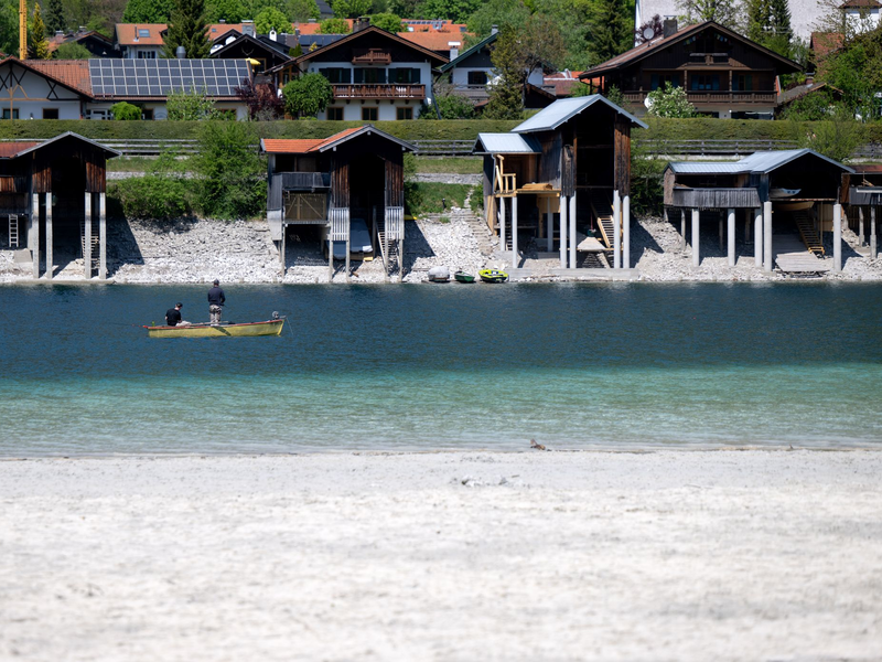 Die 30-Grad-Marke wurde an zwei Messstationen in Baden-Württemberg erstmals in diesem Jahr in Deutschland geknackt - auch am Walchensee war das Wetter sommerlich warm.  - Foto: Sven Hoppe/dpa
