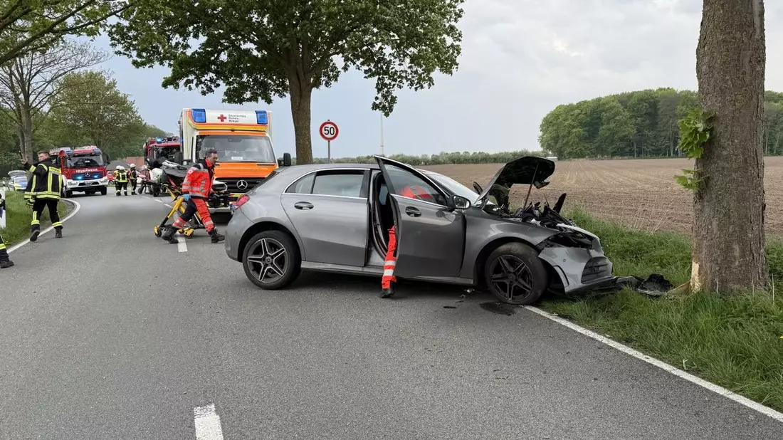 POL-STD: 32-jähriger Autofahrer gegen Baum geprallt und verletzt - Bild: presseportal.de