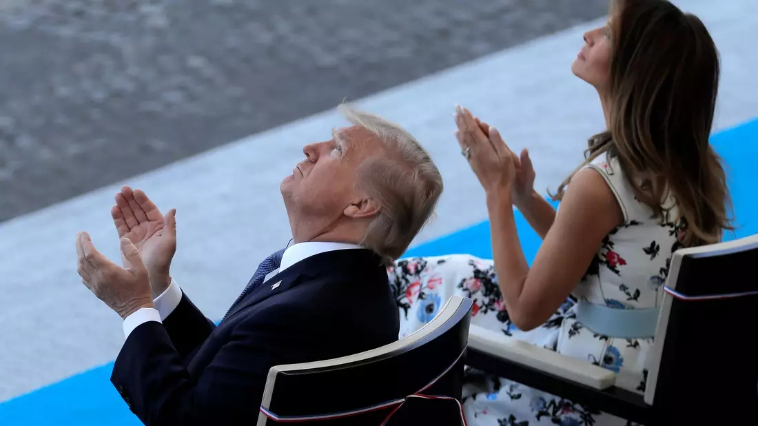 Trump war 2017 bei der Militärparade zum französischen Nationalfeiertag in Paris. (Archivbild) - Bild: picture alliance / Markus Schreiber/AP/dpa