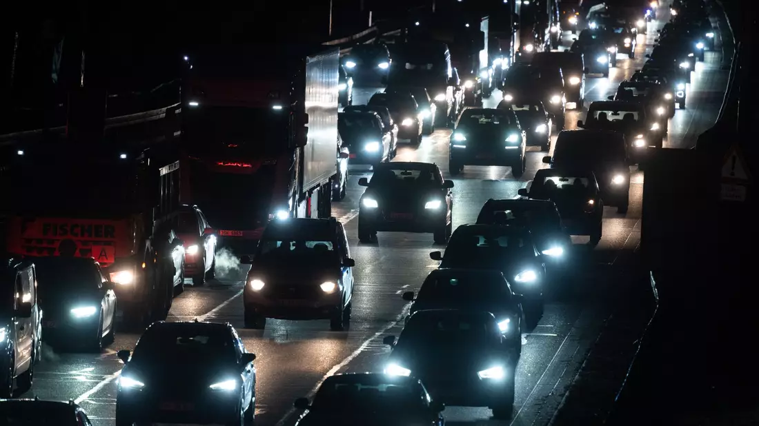 Der Straßenverkehr in Deutschland nimmt weiterhin zu. (Illustration)  - Bild: Marijan Murat/dpa