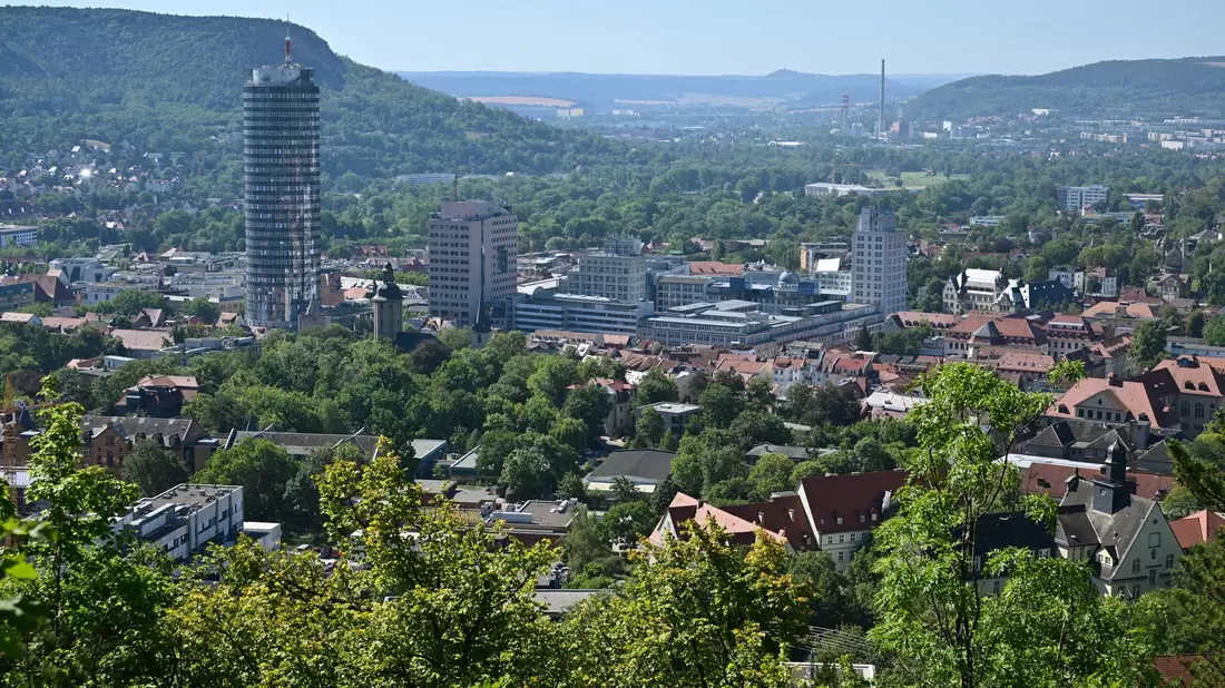 Das Stadtgebiet von Jena an einem heißen Sommertag. (Archivbild) - Bild: Martin Schutt/dpa