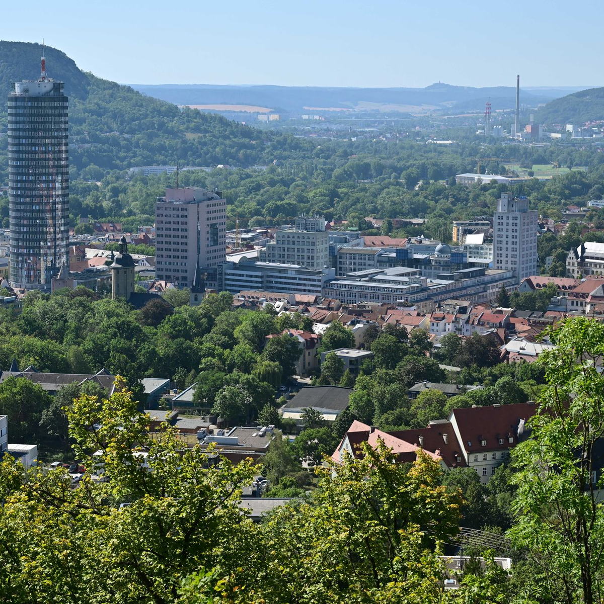 Das Stadtgebiet von Jena an einem heißen Sommertag. (Archivbild) - Foto: Martin Schutt/dpa