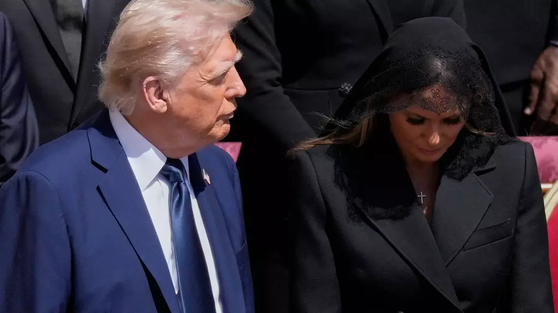 Vor einer Woche nahm Trump noch an den Trauerfeierlichkeiten für Papst Franziskus in Rom teil. (Archivbild) - Bild: Gregorio Borgia/AP/dpa