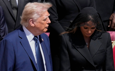 Vor einer Woche nahm Trump noch an den Trauerfeierlichkeiten für Papst Franziskus in Rom teil. (Archivbild) - Foto: Gregorio Borgia/AP/dpa Vor einer Woche nahm Trump noch an den Trauerfeierlichkeiten für Papst Franziskus in Rom teil. (Archivbild) - Foto: Gregorio Borgia/AP/dpa