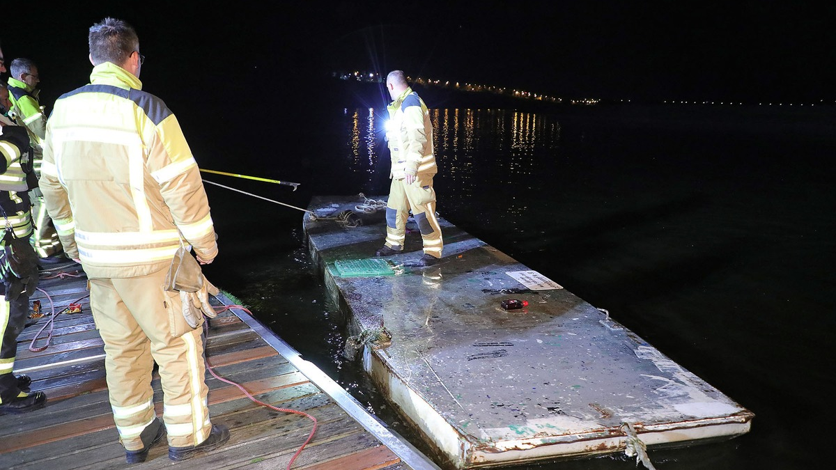 FW Dresden: Einsatz auf der Elbe - Zwei Personen aus der Elbe gerettet - Foto: presseportal.de