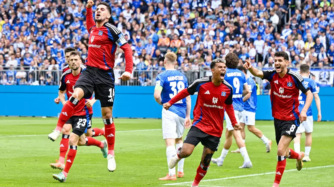 Der HSV jubelt nach dem ersten Tor beim SV Darmstadt. Der Nordclub machte mit dem 4:0-Sieg einen großen Schritt zur Rückkehr in die Bundesliga.  - Bild: Uwe Anspach/dpa