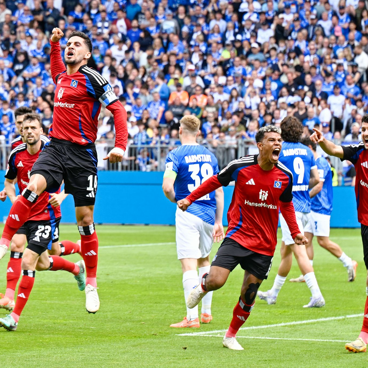 Der HSV jubelt nach dem ersten Tor beim SV Darmstadt. Der Nordclub machte mit dem 4:0-Sieg einen großen Schritt zur Rückkehr in die Bundesliga.  - Foto: Uwe Anspach/dpa