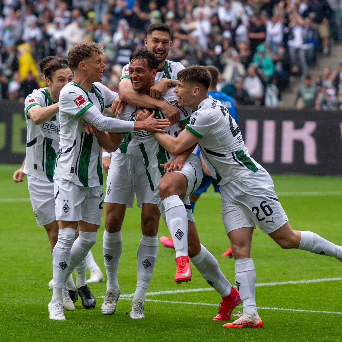 Gladbachs Nationalspieler Tim Kleindienst im Laufduell mit zwei Hoffenheimern. - Foto: David Inderlied/dpa