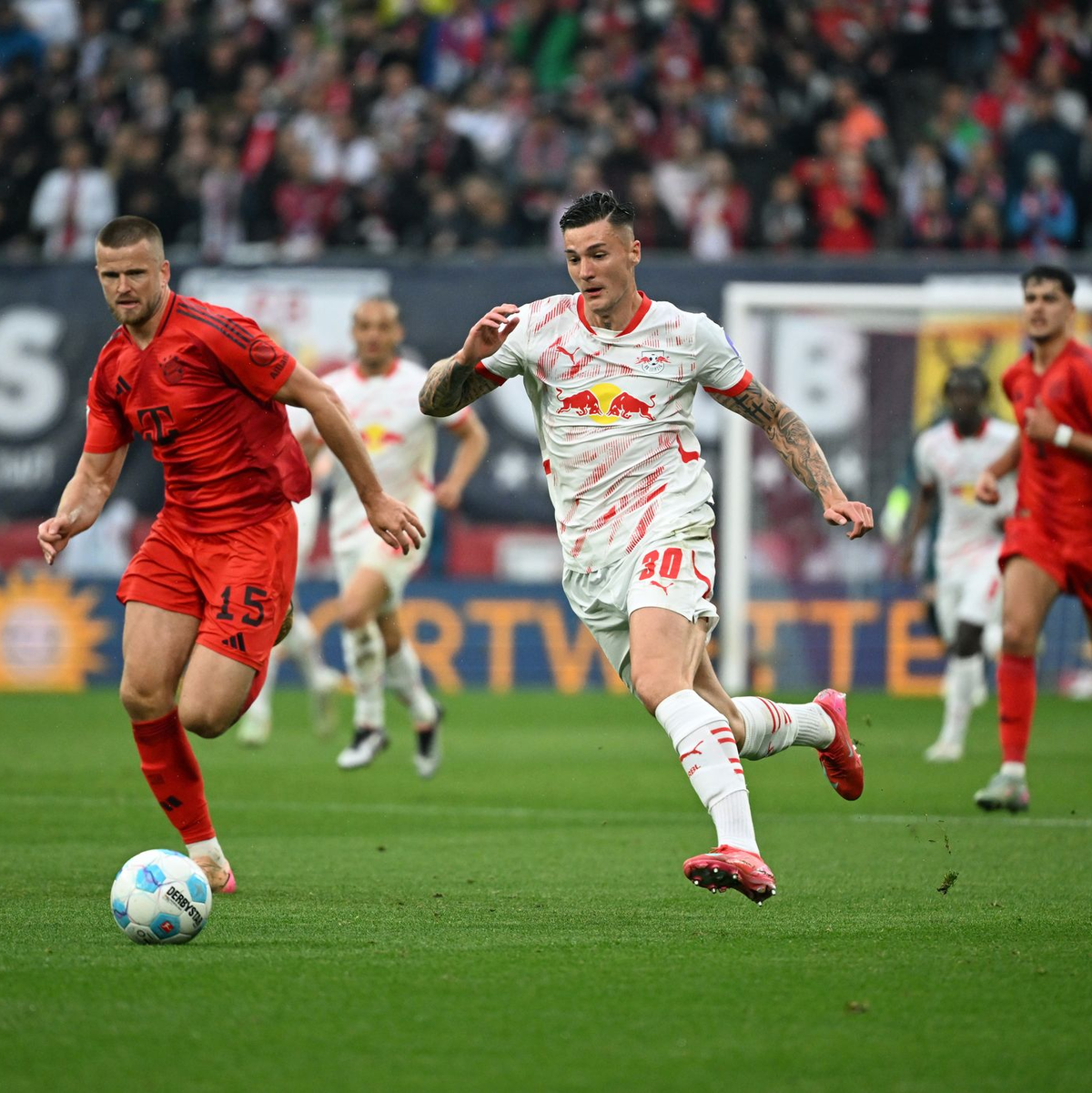 Harry Kane (l) und Kapitän Kimmich freuen sich über den Punkt in Leipzig - Foto: Elisa Schu/dpa