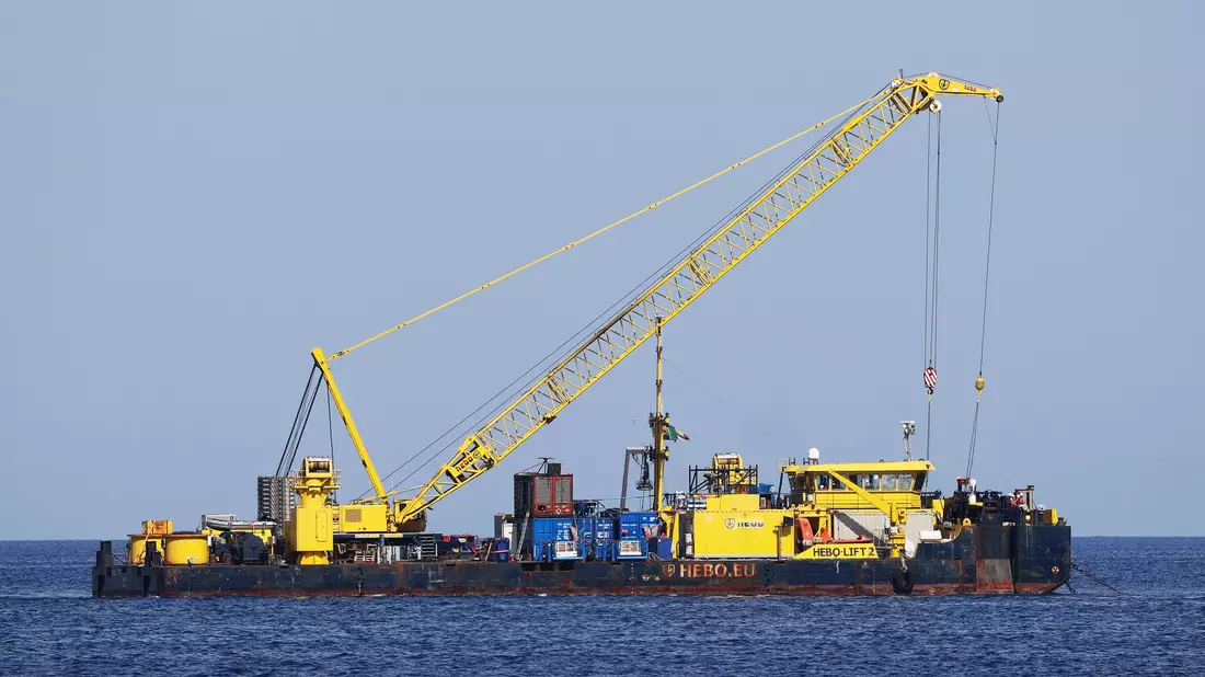 Bei dem Manöver kommt auch ein schwimmender Kran zum Einsatz. Es gilt als extrem kompliziert. Die Kosten werden auf mehrere Millionen Euro geschätzt. - Bild: Alberto Lo Bianco/LaPresse via ZUMA Press/dpa