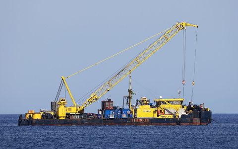 Das riesige Schiff, das vor der italienischen Mittelmeerinsel in etwa 50 Metern Tiefe liegt, sollte ursprünglich bis Mitte Juni nach oben gebracht werden. (Archivbild) - Foto: Alberto Lo Bianco/LaPresse via ZUMA Press/dpa