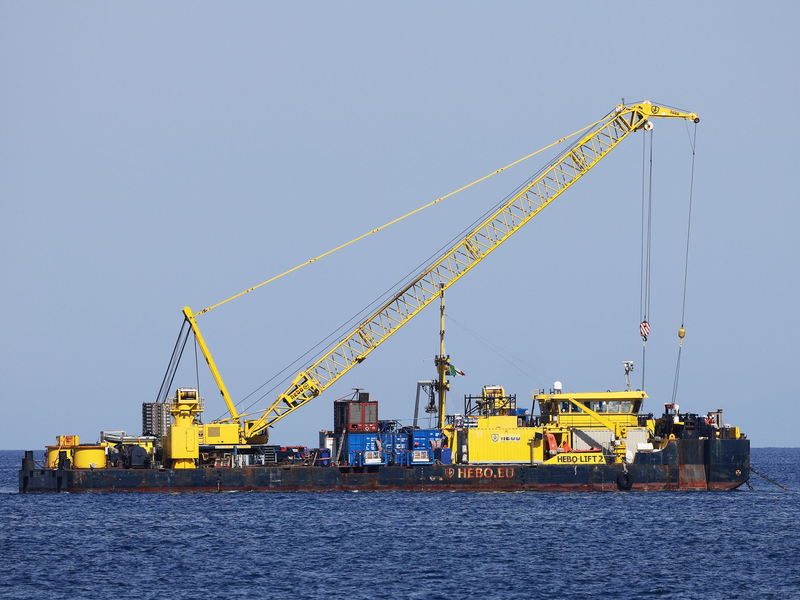 Bei dem Manöver kommt auch ein schwimmender Kran zum Einsatz. Es gilt als extrem kompliziert. Die Kosten werden auf mehrere Millionen Euro geschätzt. - Foto: Alberto Lo Bianco/LaPresse via ZUMA Press/dpa