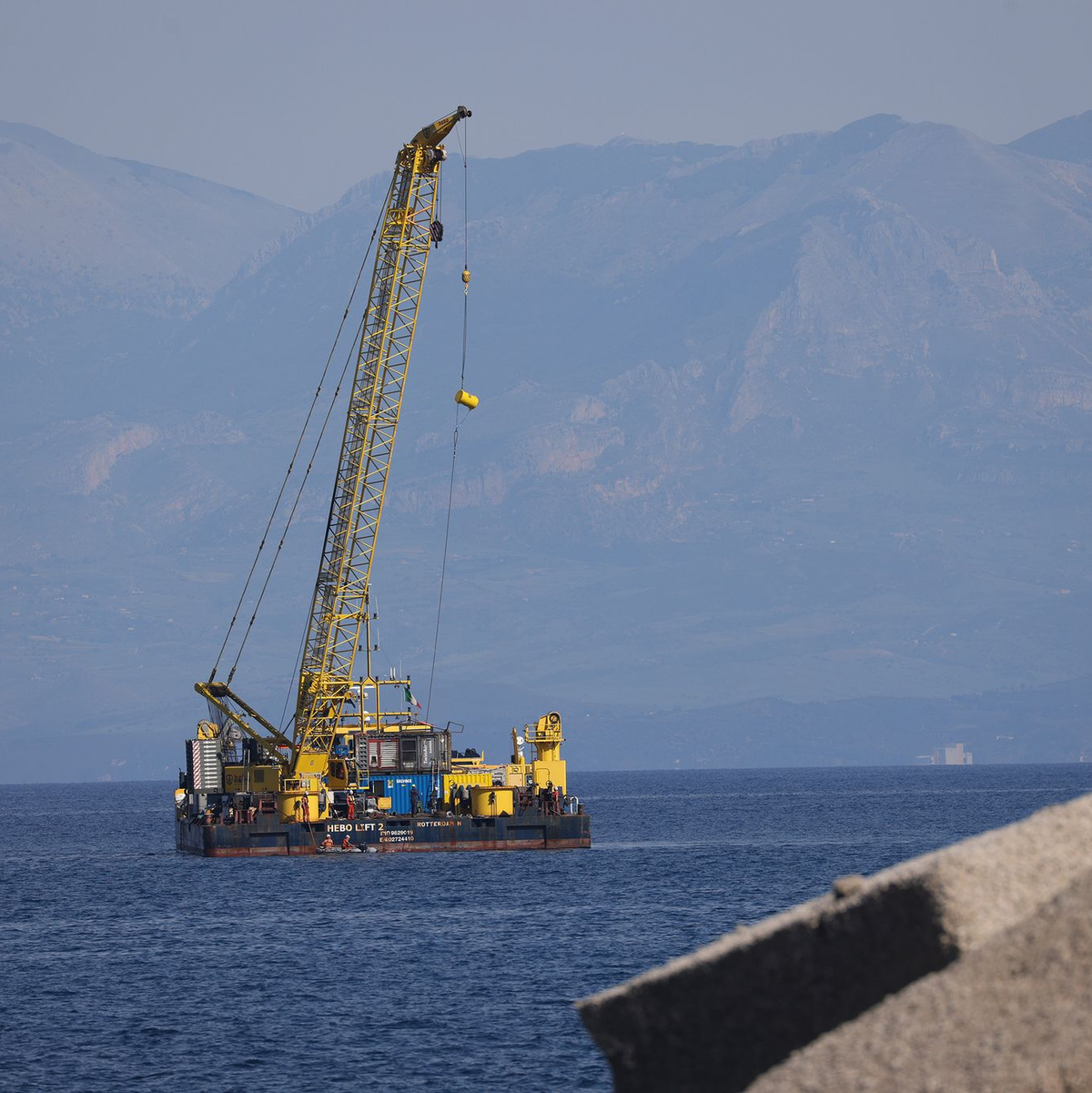 Von der Bergung erhofft sich die Staatsanwaltschaft Aufschluss, wie es zu dem Unglück kommen konnte. Darüber gibt es jede Menge Spekulationen bis hin zu Verbindungen ins Geheimdienst-Milieu. - Foto: Alberto Lo Bianco/LaPresse/AP/dpa