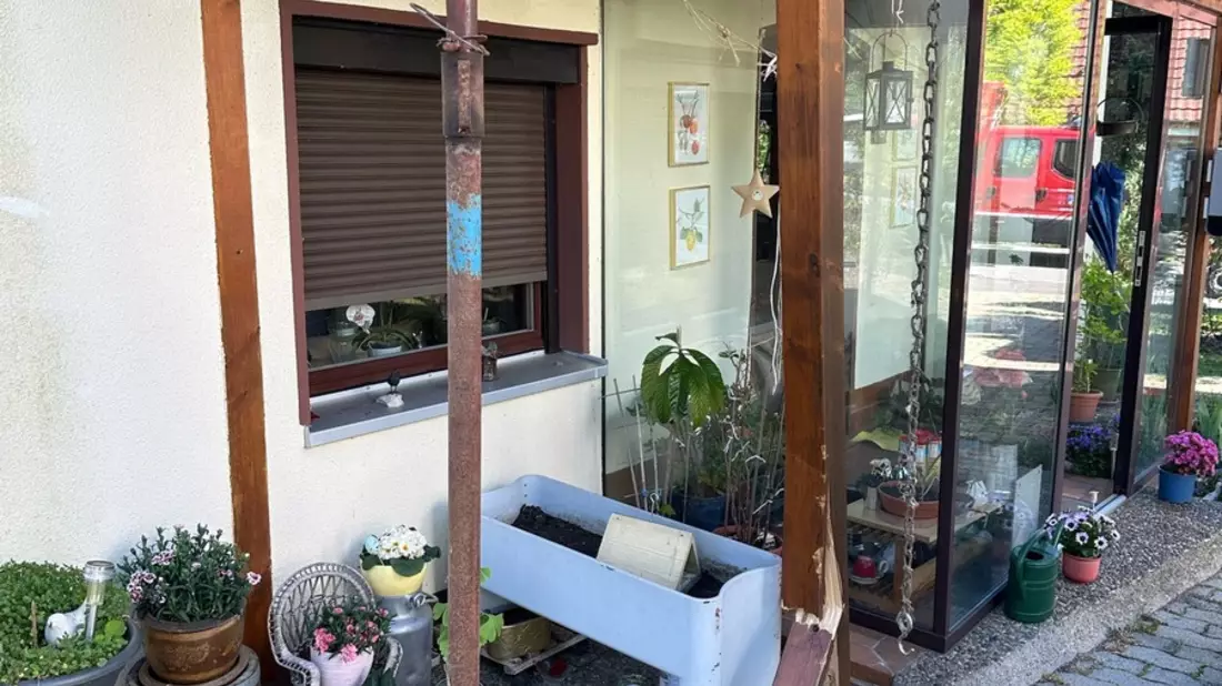 FW Reichenau: PKW gegen Balkonstütze gefahren, Balkon droht einzustürzen, Reichenau-Waldsiedlung, 02.05.2025 - Bild: presseportal.de