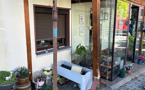 FW Reichenau: PKW gegen Balkonstütze gefahren, Balkon droht einzustürzen, Reichenau-Waldsiedlung, 02.05.2025 - Foto: presseportal.de