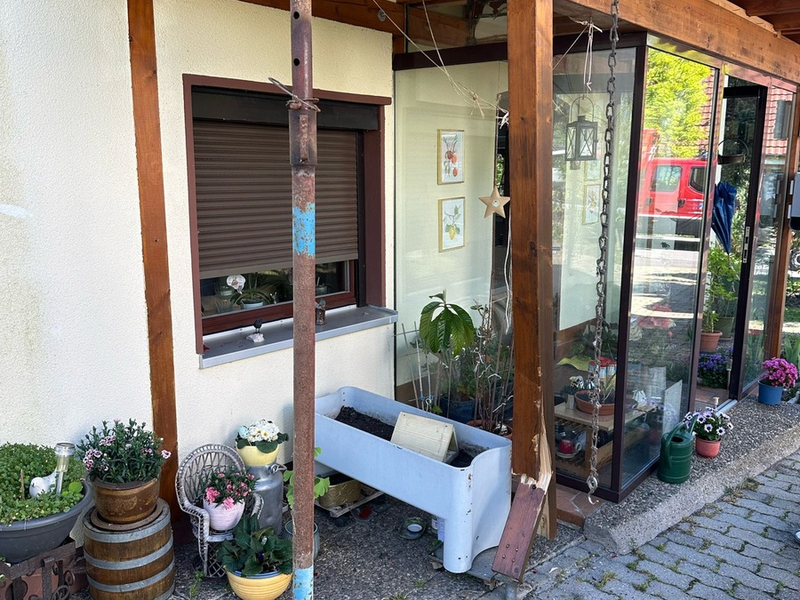 FW Reichenau: PKW gegen Balkonstütze gefahren, Balkon droht einzustürzen, Reichenau-Waldsiedlung, 02.05.2025 - Foto: presseportal.de