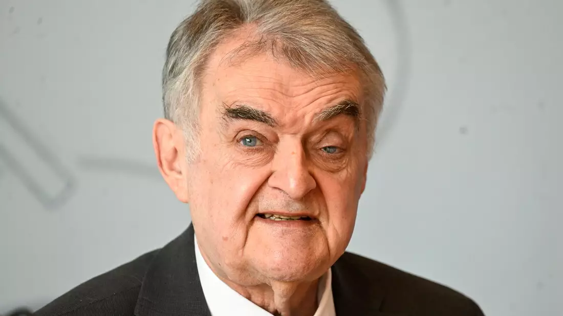NRW-Innenminister Reul lehnt Schnellschüsse im Umgang mit AfD-Mitgliedern im Staatsdienst ab (Archivbild) - Bild: Roberto Pfeil/dpa